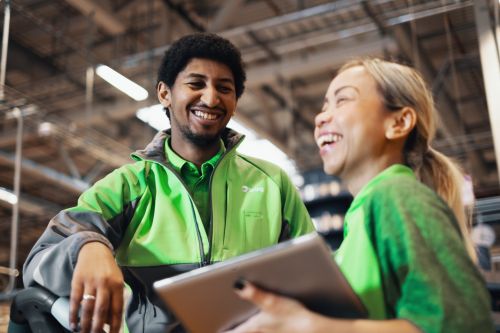 Bring-ansatte i munter dialog